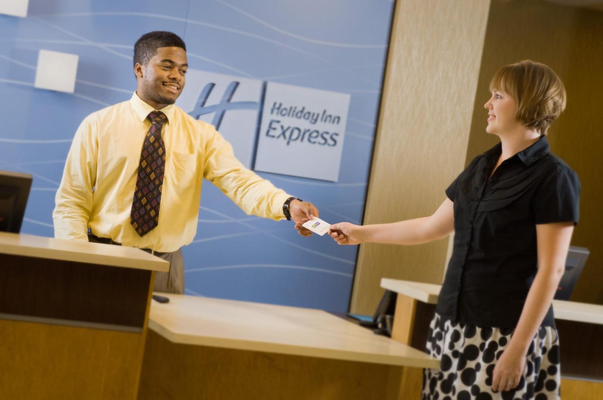 Holiday Inn Express & Suites Alexandria - Fort Belvoir By Ihg Eksteriør billede